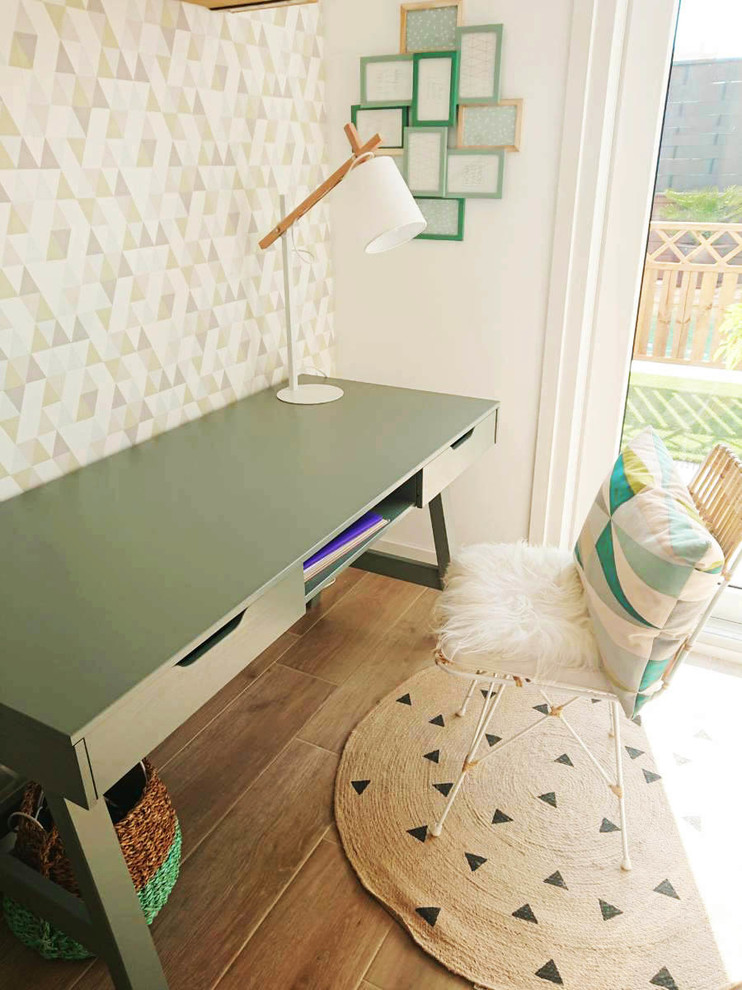 高級な中くらいな北欧スタイルのおしゃれなホームオフィス・書斎 (緑の壁、セラミックタイルの床、自立型机、茶色い床) の写真