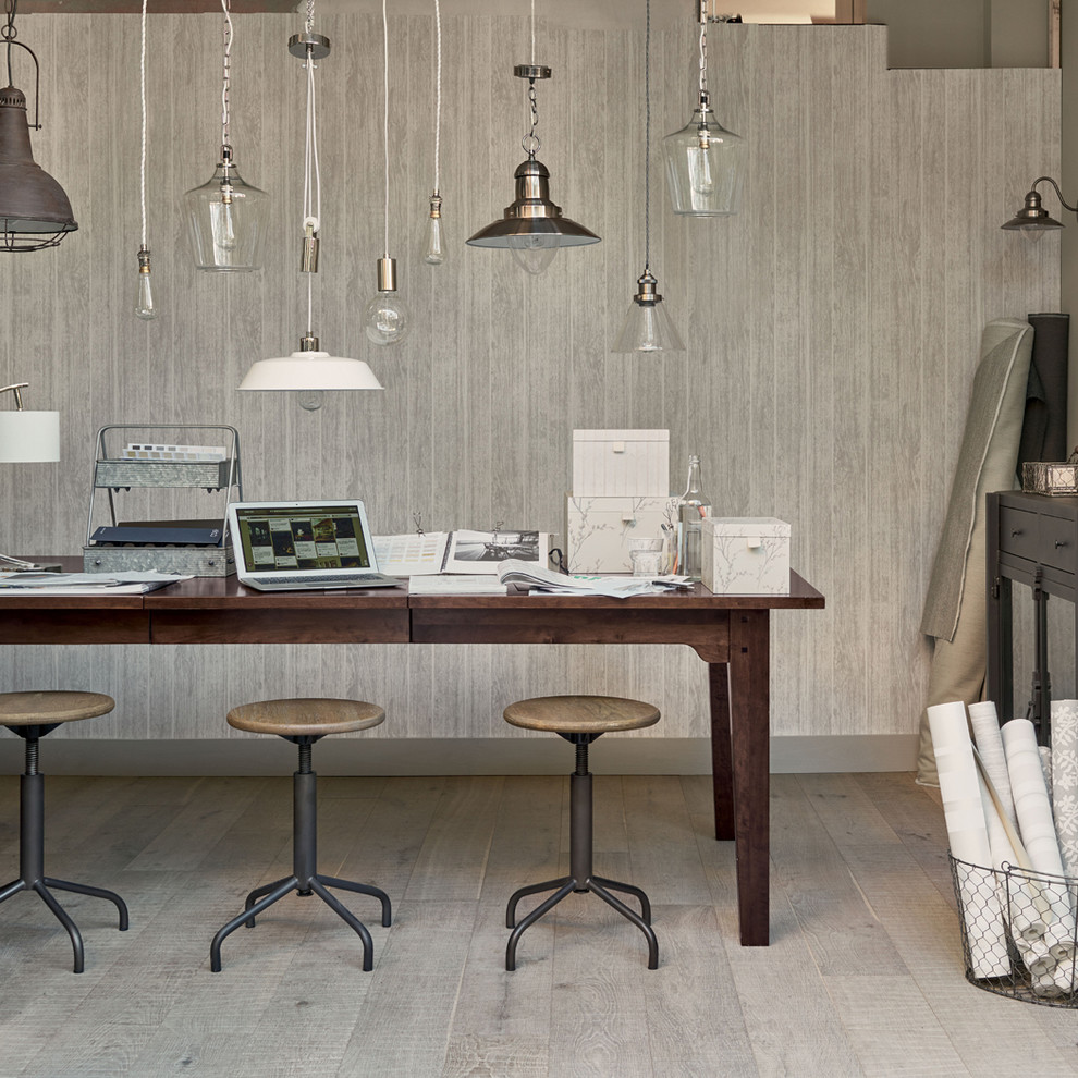 Mittelgroßes Industrial Arbeitszimmer mit Arbeitsplatz, beiger Wandfarbe und freistehendem Schreibtisch in Sonstige