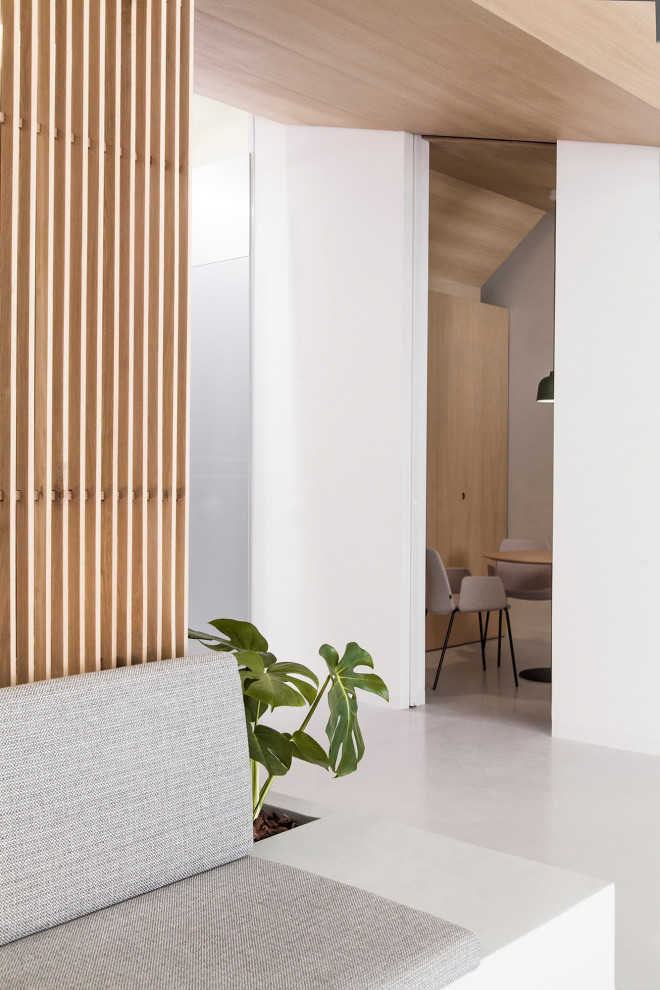 Modernes Arbeitszimmer mit Betonboden, grauem Boden und Holzdecke in Valencia