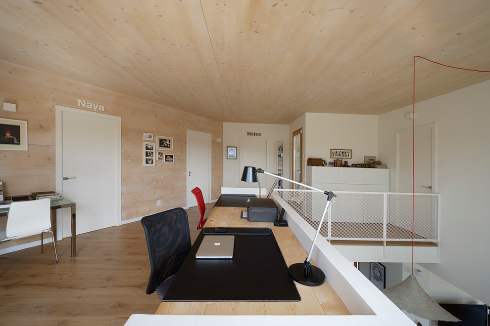 Diseño de despacho escandinavo de tamaño medio sin chimenea con paredes beige, suelo de madera en tonos medios y escritorio empotrado