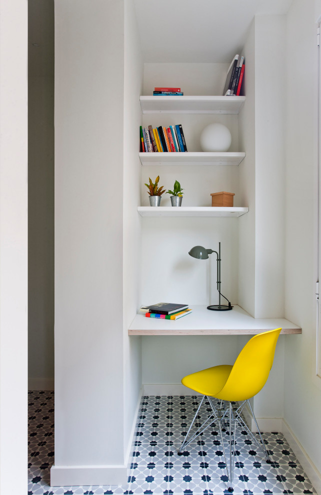 Inspiration för ett funkis arbetsrum, med vita väggar, ett inbyggt skrivbord och flerfärgat golv