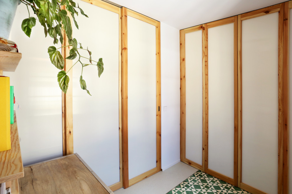 Esempio di un piccolo atelier contemporaneo con pareti bianche, scrivania autoportante e pavimento verde