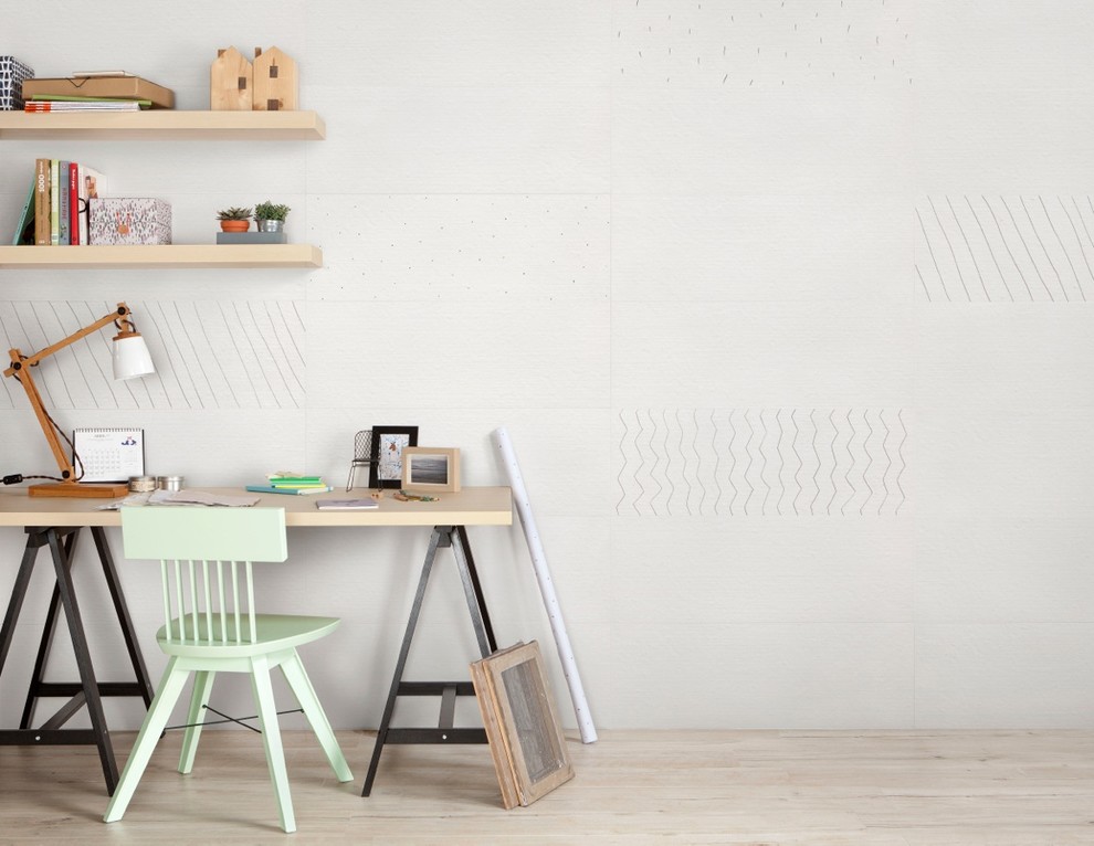 Mittelgroßes Nordisches Arbeitszimmer ohne Kamin mit Arbeitsplatz, weißer Wandfarbe, hellem Holzboden und freistehendem Schreibtisch in Sonstige