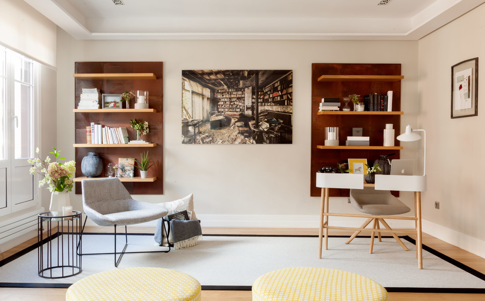 Idee per un ufficio shabby-chic style di medie dimensioni con pareti beige, parquet chiaro, nessun camino, scrivania autoportante e pavimento beige