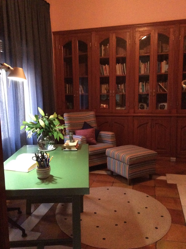 バレンシアにある高級な小さなトランジショナルスタイルのおしゃれな書斎 (ピンクの壁、暖炉なし、自立型机、茶色い床) の写真