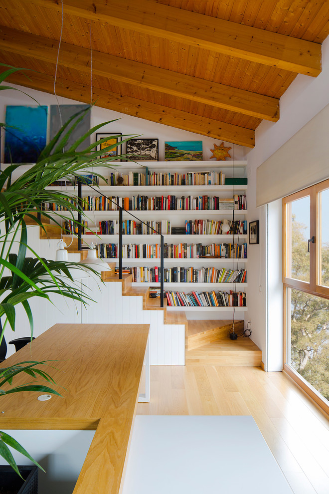 Inspiration for a contemporary home office in Barcelona with a reading nook, white walls and a freestanding desk.