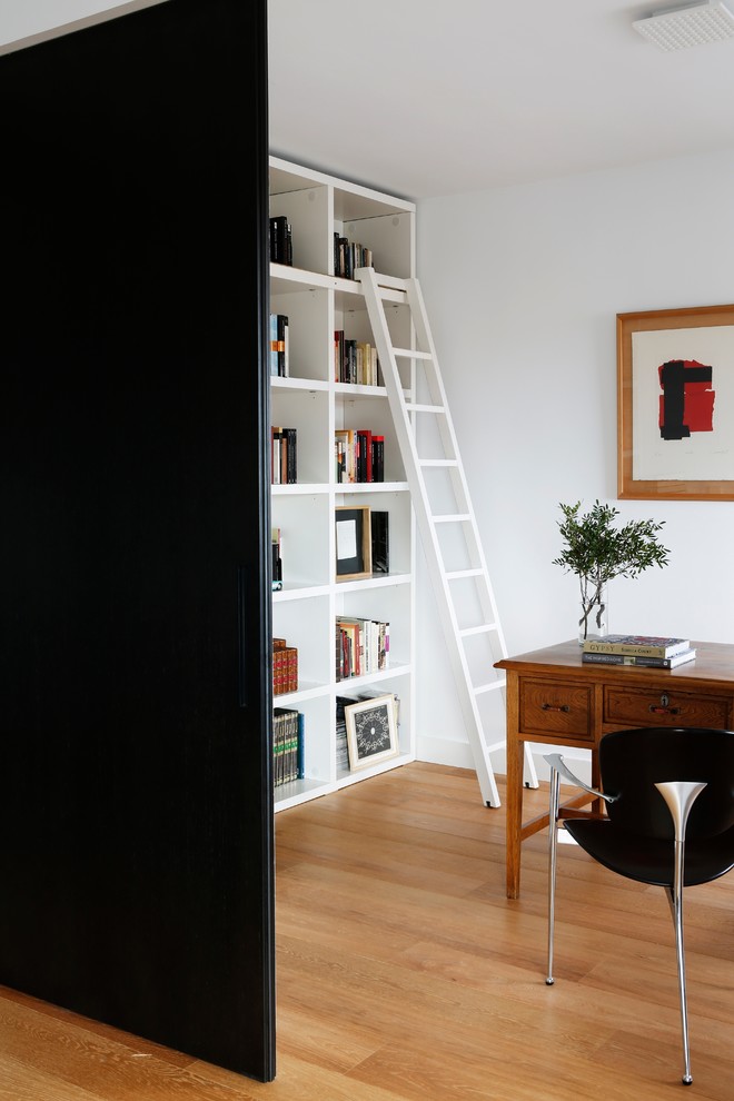Design ideas for a retro home office in Madrid.