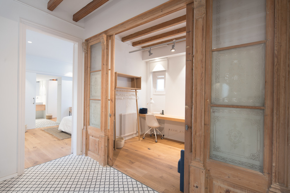 Mittelgroßes Modernes Arbeitszimmer mit weißer Wandfarbe, hellem Holzboden und weißem Boden in Barcelona