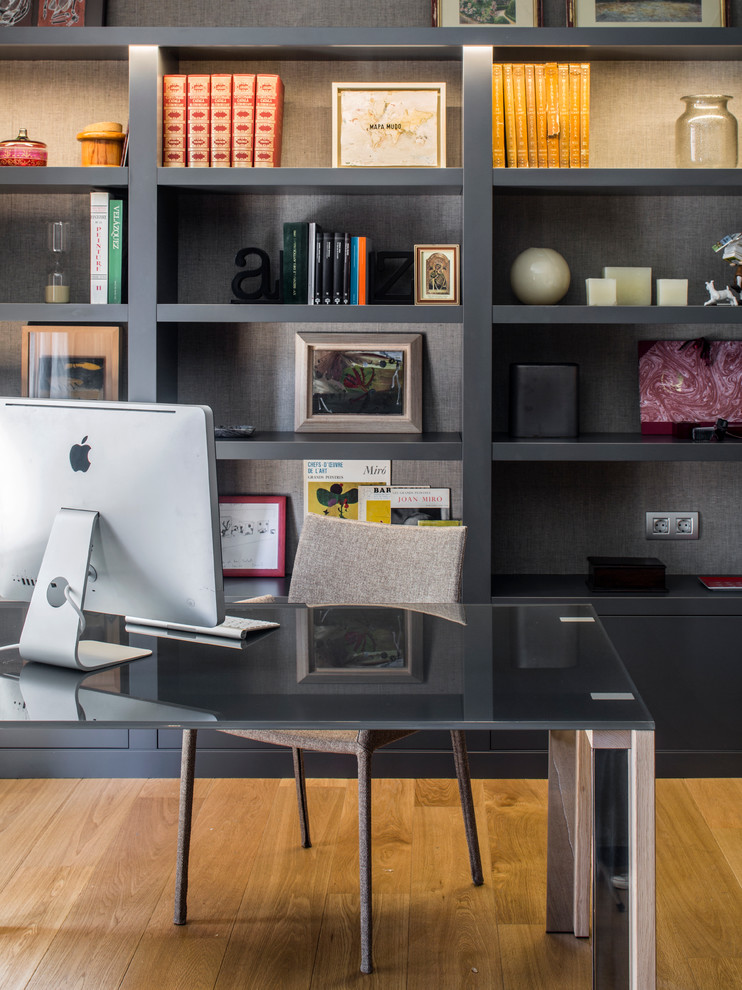 Foto di un ufficio design di medie dimensioni con pavimento in legno massello medio, scrivania autoportante, nessun camino e pareti marroni