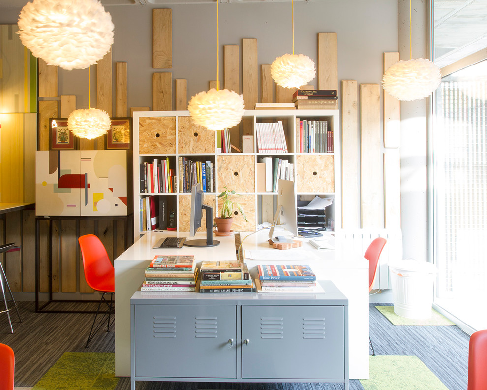 Mittelgroßes Stilmix Arbeitszimmer ohne Kamin mit Arbeitsplatz, grauer Wandfarbe, Teppichboden und freistehendem Schreibtisch in Madrid
