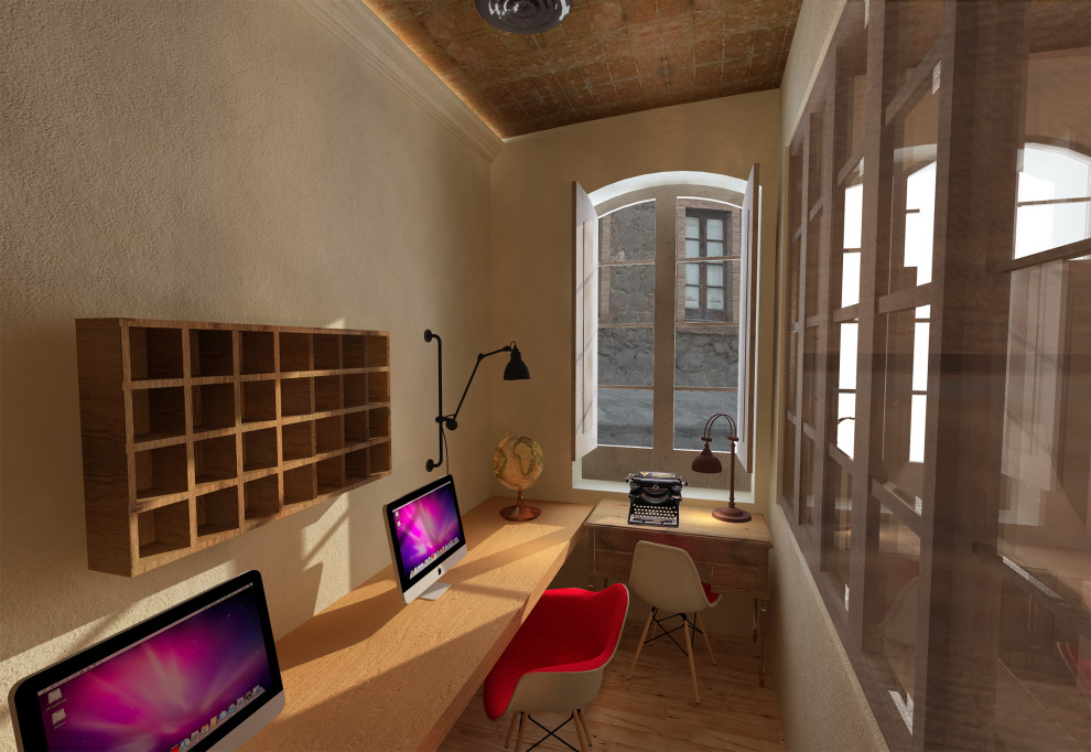 Imagen de estudio industrial pequeño con paredes beige, suelo de madera en tonos medios, escritorio empotrado y suelo beige