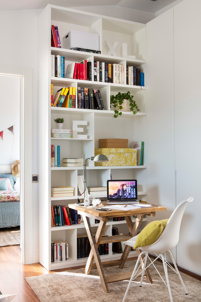 Cette photo montre un bureau tendance avec un mur blanc, un sol en bois brun, un bureau indépendant et un sol marron.
