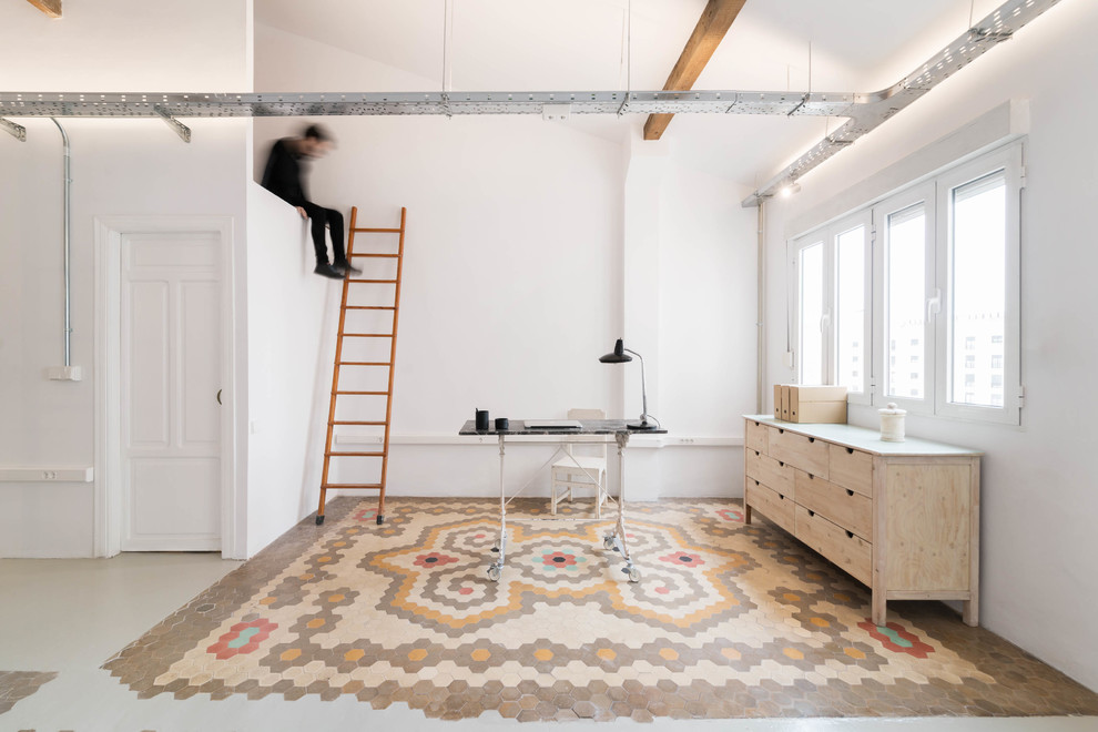 バレンシアにある低価格の小さなトランジショナルスタイルのおしゃれなアトリエ・スタジオ (白い壁、セラミックタイルの床、自立型机、マルチカラーの床) の写真
