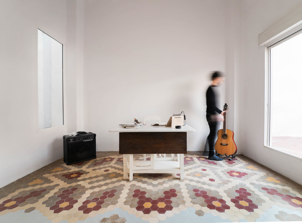 Foto di un piccolo atelier chic con pareti bianche, pavimento con piastrelle in ceramica, scrivania autoportante e pavimento multicolore