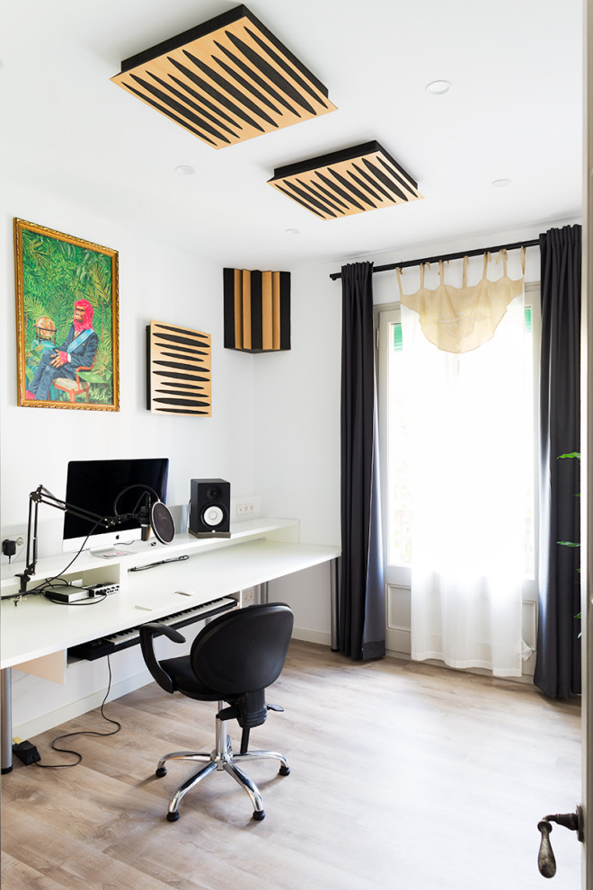 Idee per uno studio minimal con pareti bianche, parquet chiaro, scrivania autoportante e pavimento beige