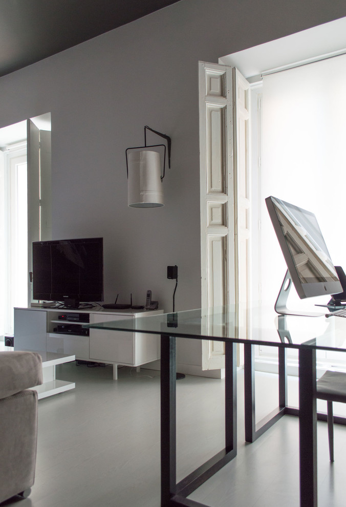 Bild på ett mellanstort funkis hemmastudio, med vita väggar, ett fristående skrivbord, ljust trägolv och vitt golv