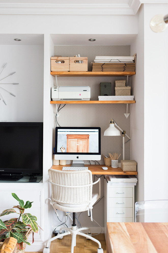 Inredning av ett klassiskt litet hemmastudio, med grå väggar, mellanmörkt trägolv och ett inbyggt skrivbord