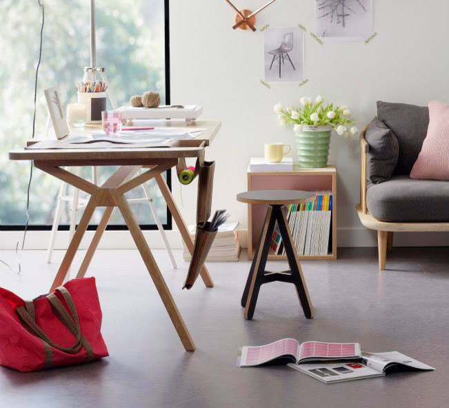 Inspiration för ett mellanstort skandinaviskt hemmastudio, med vita väggar och ett fristående skrivbord