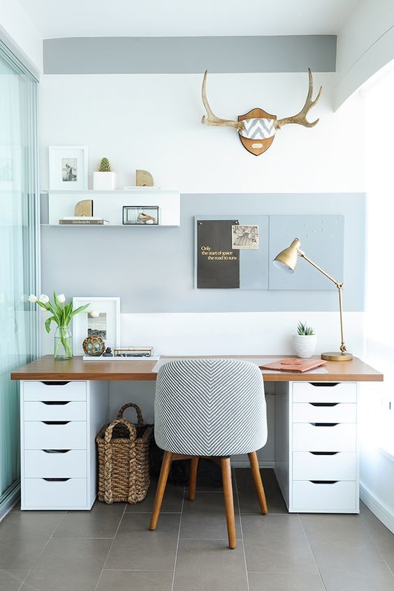 Imagen de despacho escandinavo pequeño sin chimenea con paredes blancas, suelo de baldosas de cerámica y escritorio empotrado