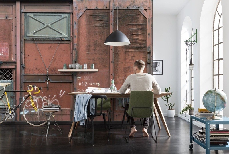 Mittelgroßes Industrial Arbeitszimmer ohne Kamin mit Studio, roter Wandfarbe, dunklem Holzboden und freistehendem Schreibtisch in Valencia