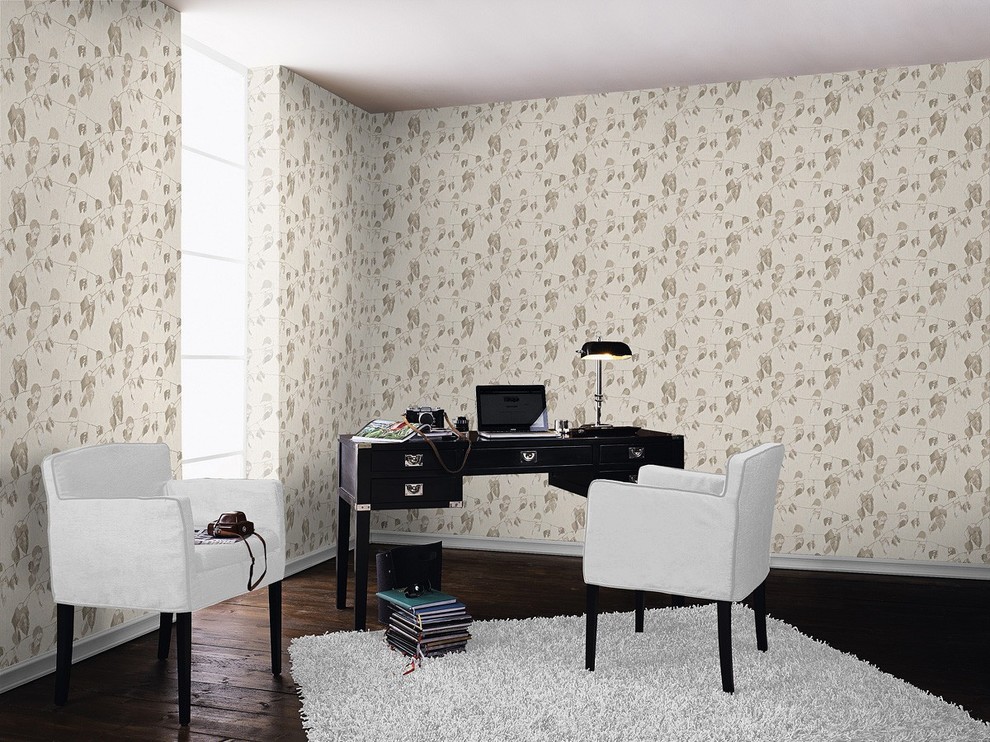Diseño de despacho retro de tamaño medio sin chimenea con paredes multicolor, suelo de madera oscura y escritorio independiente