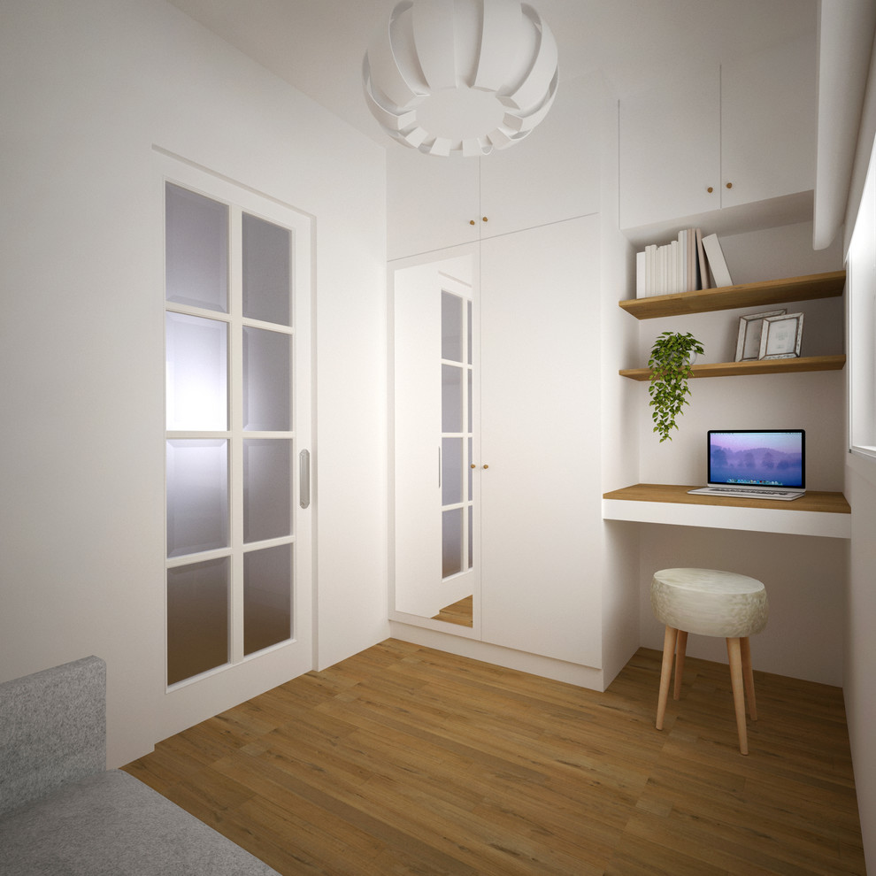 Modelo de estudio contemporáneo pequeño con paredes blancas, suelo de madera clara, suelo marrón y escritorio empotrado
