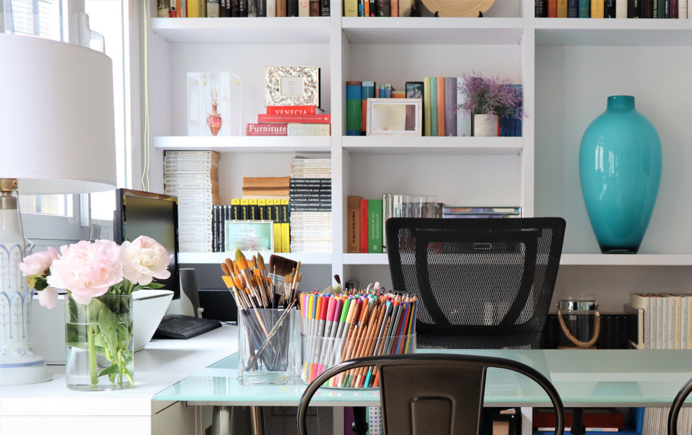 Mittelgroßes Modernes Arbeitszimmer mit Studio, weißer Wandfarbe, Porzellan-Bodenfliesen, freistehendem Schreibtisch und braunem Boden