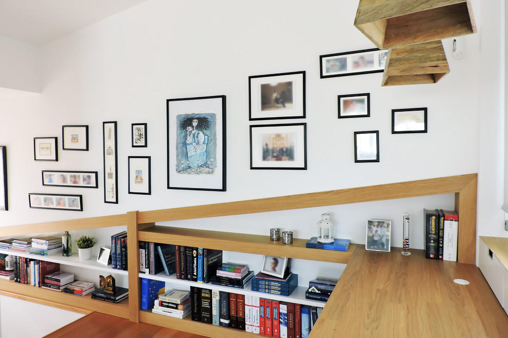 Inspiration for a medium sized scandinavian study in Valencia with white walls, medium hardwood flooring and a built-in desk.