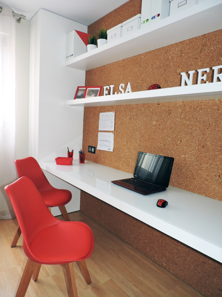 Ispirazione per un ufficio stile marinaro di medie dimensioni con pavimento in compensato e scrivania incassata