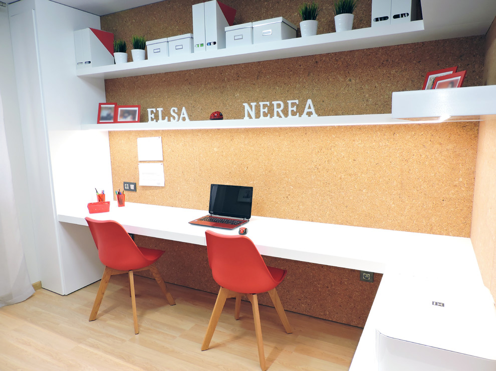 Exemple d'un bureau moderne de taille moyenne avec un sol en contreplaqué et un bureau intégré.