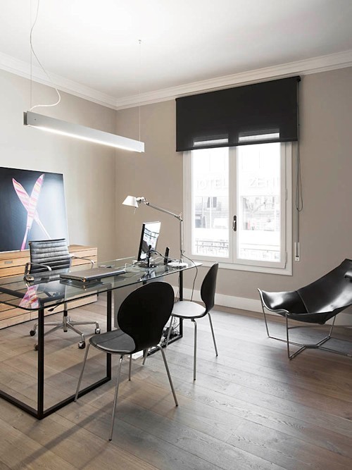 Immagine di un atelier minimalista di medie dimensioni con pareti beige, pavimento in legno massello medio, nessun camino e scrivania autoportante