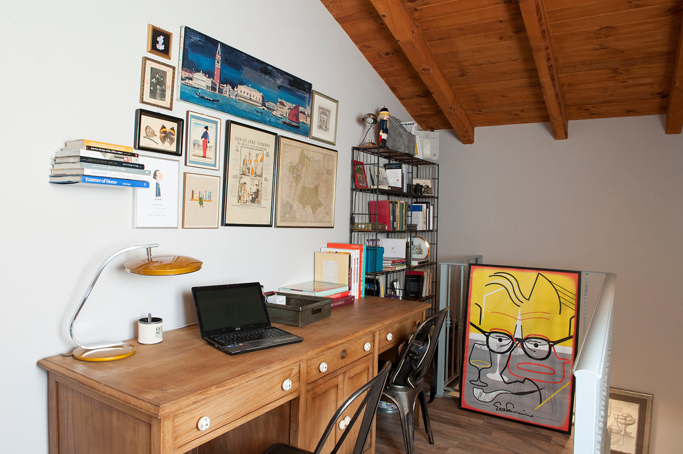 Modelo de despacho clásico renovado de tamaño medio sin chimenea con paredes blancas, suelo de madera en tonos medios y escritorio empotrado