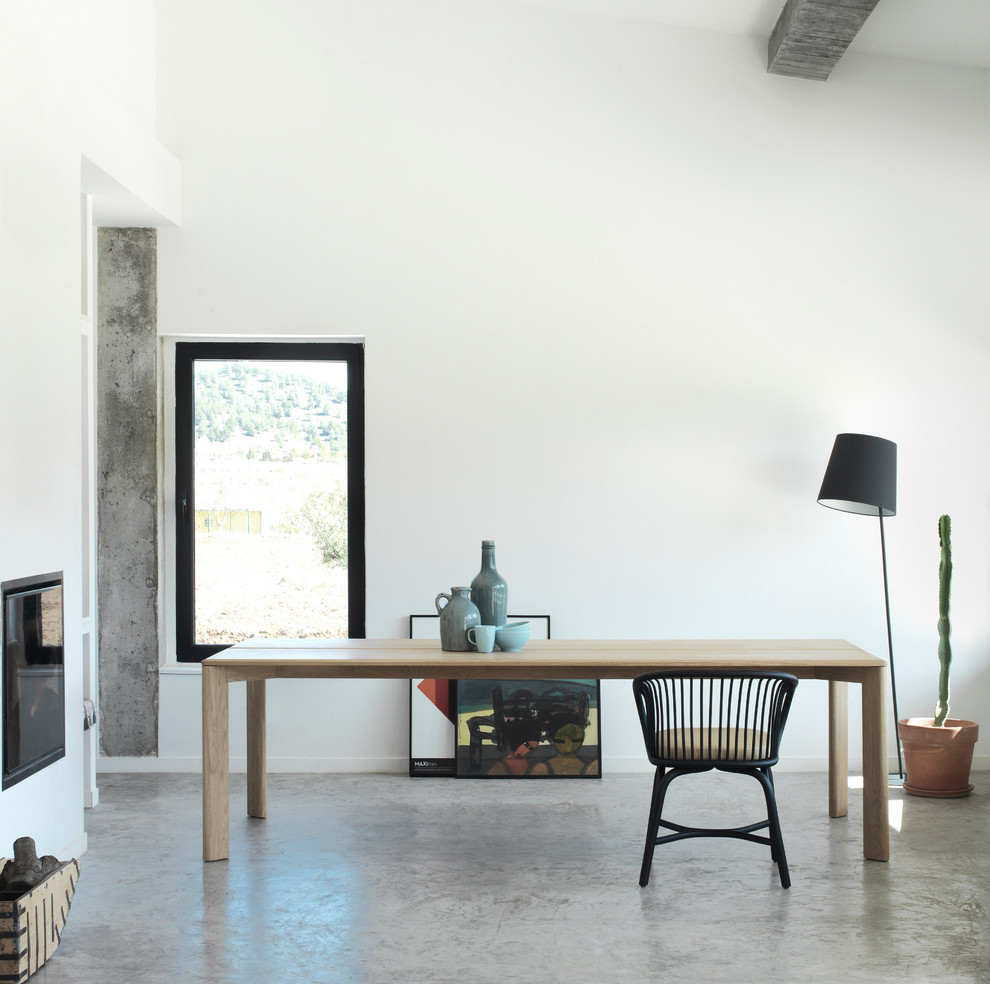 Foto de estudio actual de tamaño medio sin chimenea con paredes blancas, suelo de cemento y escritorio independiente