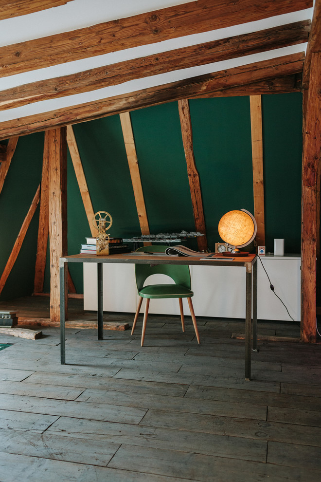 他の地域にある中くらいなエクレクティックスタイルのおしゃれな書斎 (緑の壁、濃色無垢フローリング、自立型机、グレーの床) の写真
