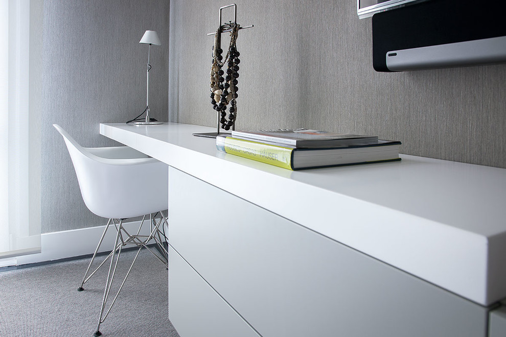 Exemple d'un bureau moderne de type studio et de taille moyenne avec un mur gris, moquette et un bureau intégré.