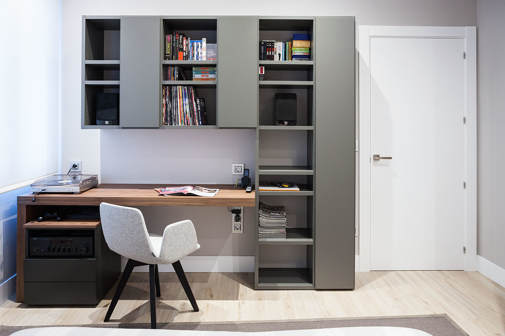 Foto di un ufficio tradizionale di medie dimensioni con pareti grigie, parquet chiaro, nessun camino e scrivania incassata