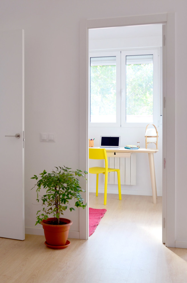Exemple d'un petit bureau scandinave avec un mur blanc, parquet clair, aucune cheminée et un bureau intégré.