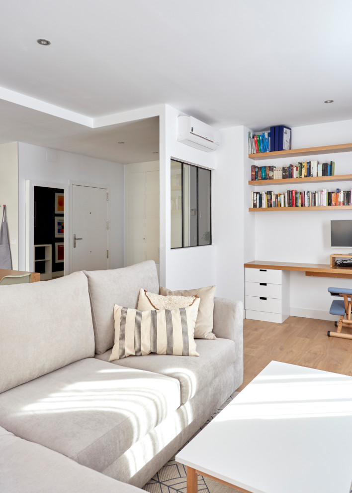 На фото: домашняя мастерская среднего размера в стиле модернизм с белыми стенами, светлым паркетным полом и встроенным рабочим столом с