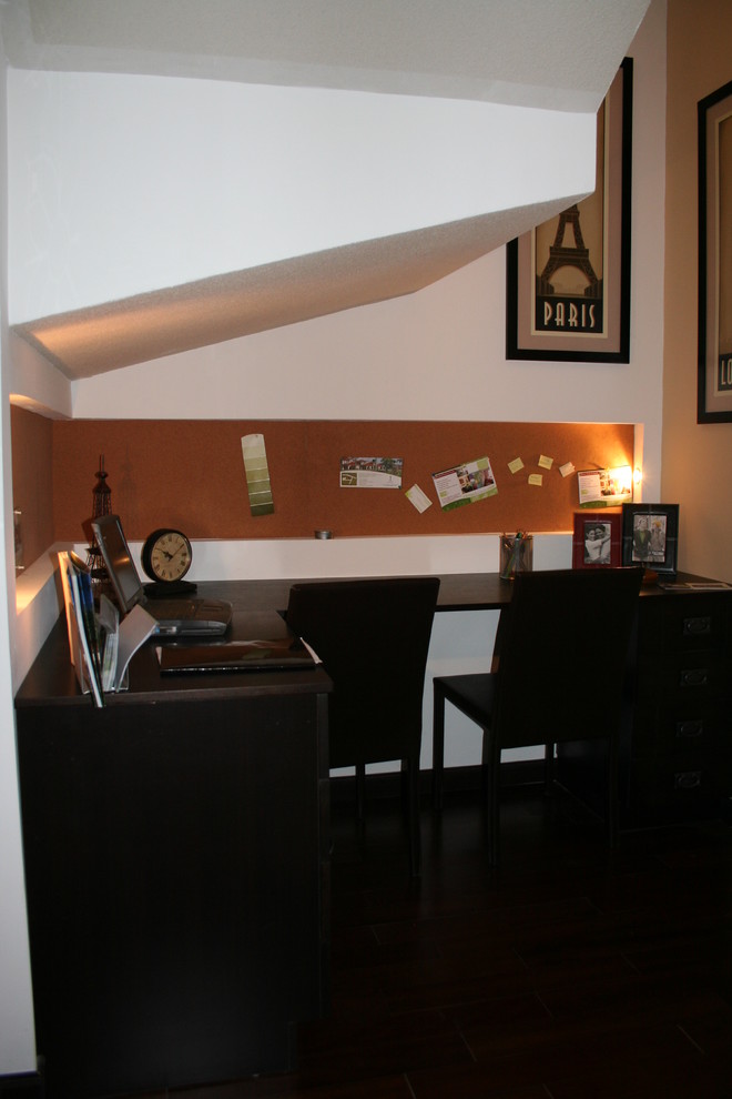 Kleines Modernes Arbeitszimmer mit Studio, weißer Wandfarbe, Korkboden, Einbau-Schreibtisch und braunem Boden in Sonstige