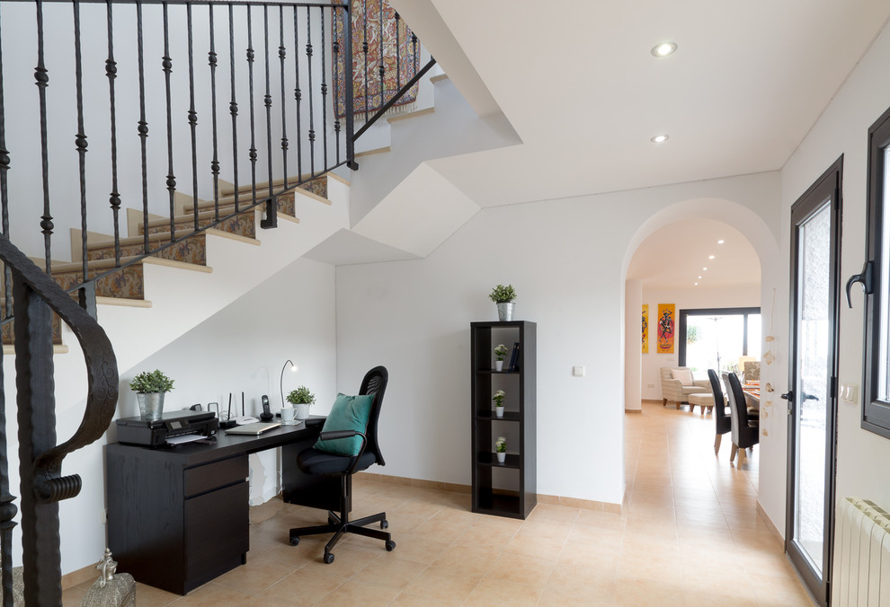 Esempio di un ufficio tropicale di medie dimensioni con pareti bianche, pavimento con piastrelle in ceramica, scrivania autoportante e pavimento beige