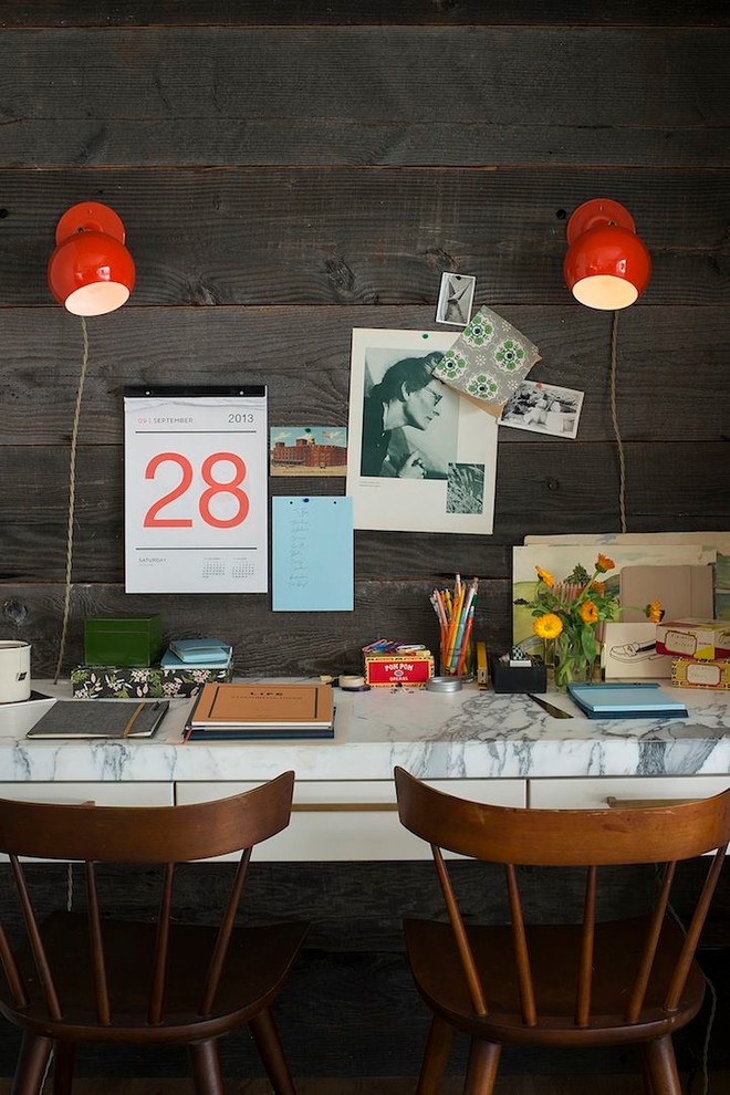 Kleines Eklektisches Arbeitszimmer ohne Kamin mit Arbeitsplatz, brauner Wandfarbe und Einbau-Schreibtisch in Valencia