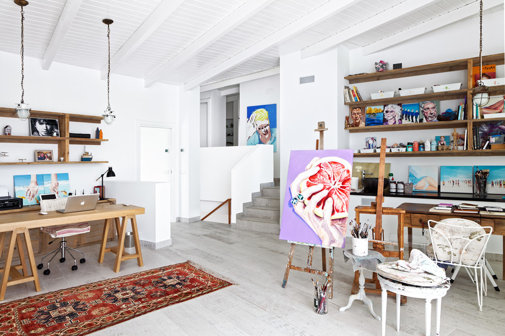 Foto de estudio contemporáneo de tamaño medio sin chimenea con paredes blancas, suelo de madera clara y escritorio independiente