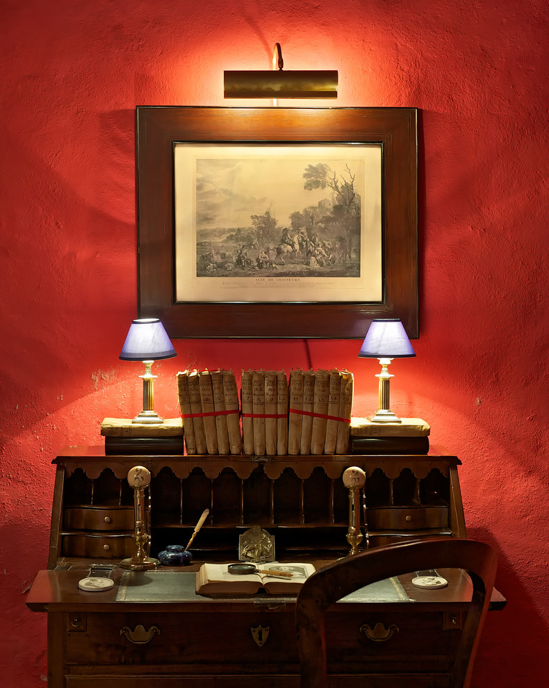 Inspiration pour un bureau traditionnel de taille moyenne avec un mur rouge et un bureau intégré.