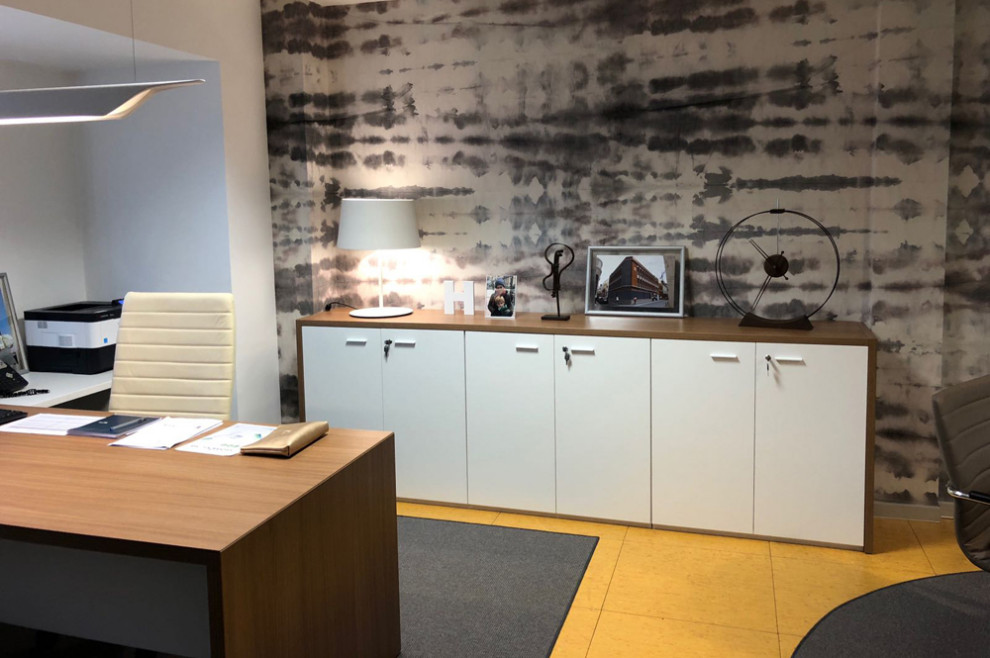 Cette image montre un bureau design de taille moyenne avec un mur gris et un bureau indépendant.
