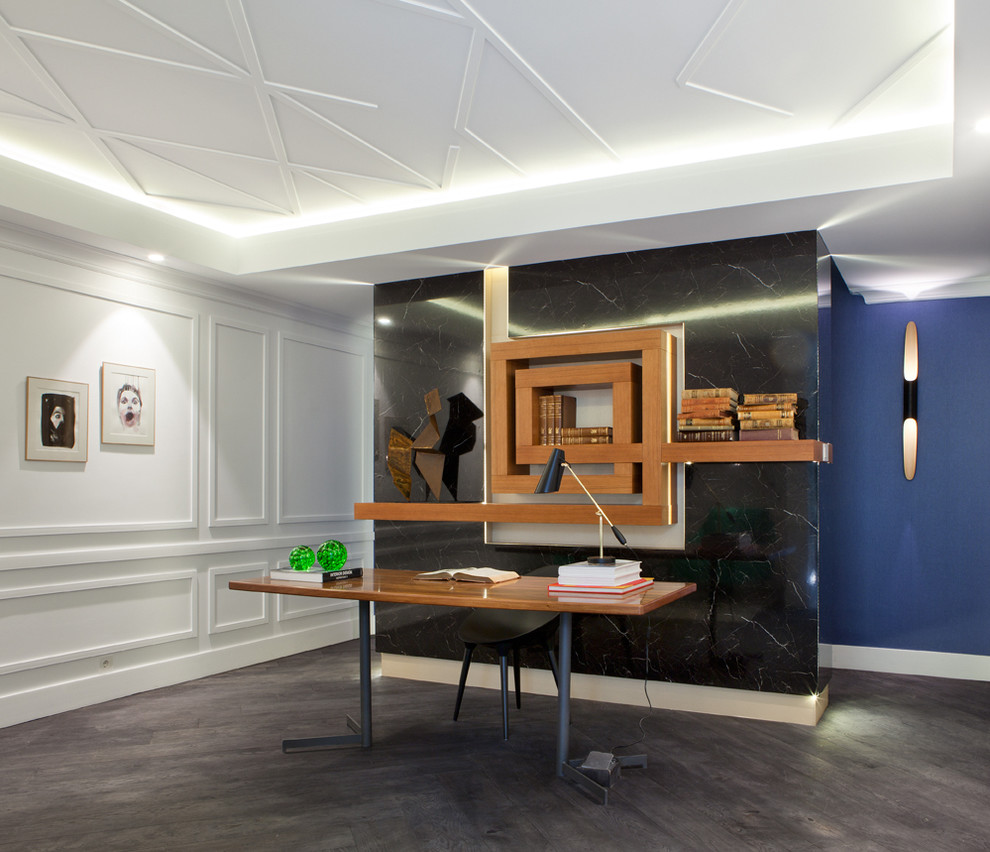 Idee per un piccolo ufficio contemporaneo con pareti multicolore, nessun camino, scrivania autoportante e parquet scuro