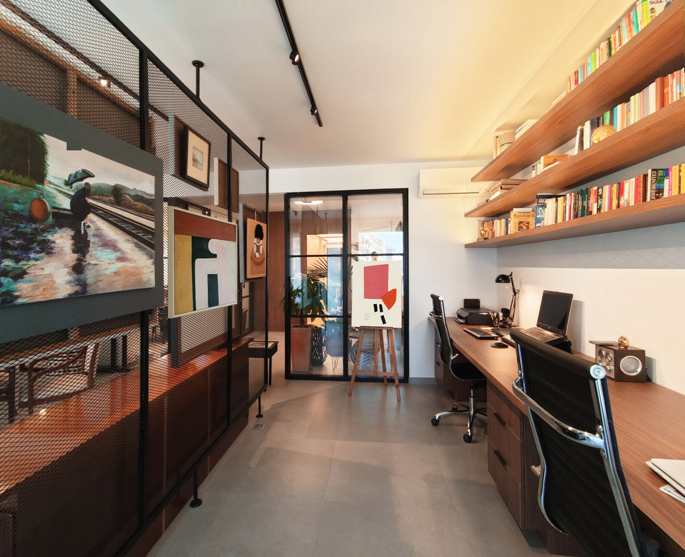 Inspiration för ett funkis hemmabibliotek, med vita väggar, ett inbyggt skrivbord och grått golv