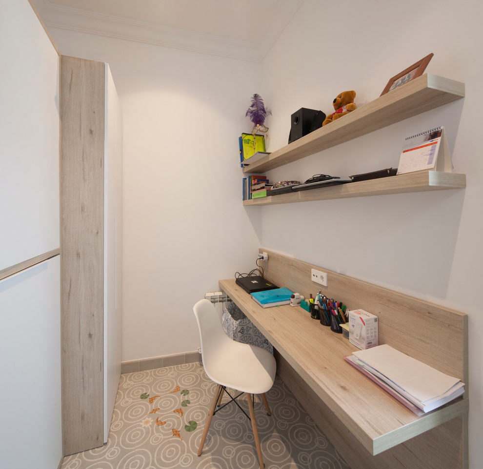 Diseño de despacho nórdico pequeño sin chimenea con paredes blancas, suelo de baldosas de cerámica y escritorio empotrado