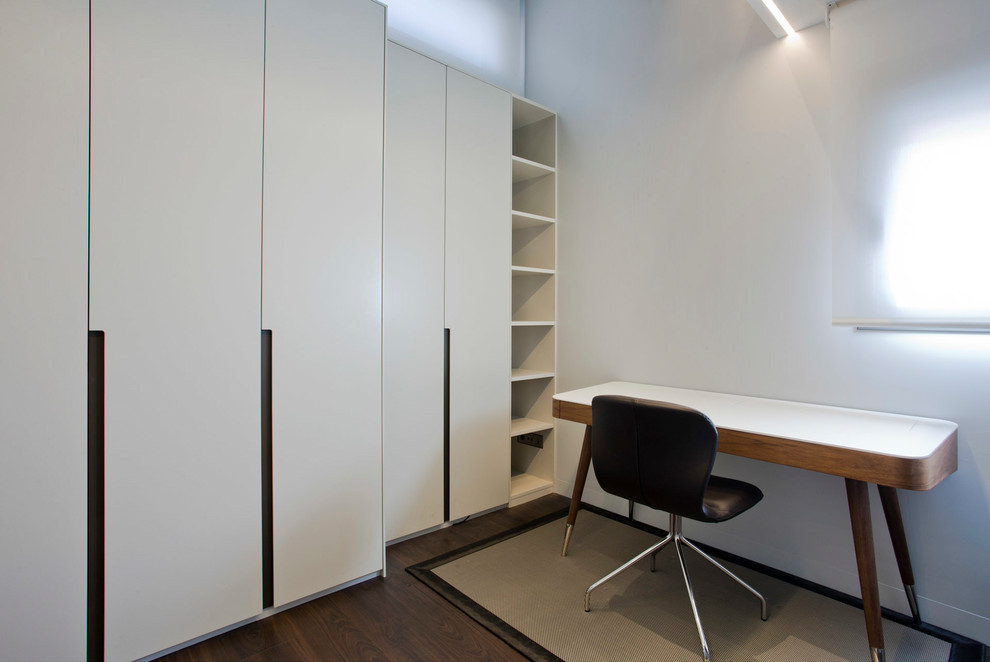 Idée de décoration pour un bureau minimaliste de taille moyenne avec parquet foncé et un bureau indépendant.