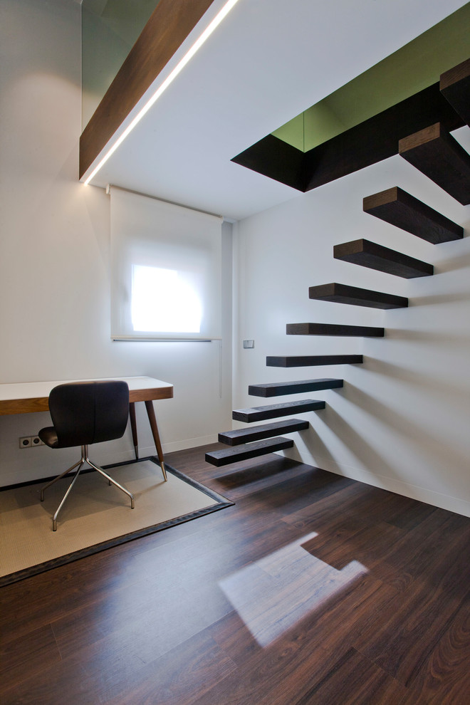 Источник вдохновения для домашнего уюта: кабинет среднего размера в стиле модернизм с темным паркетным полом и отдельно стоящим рабочим столом