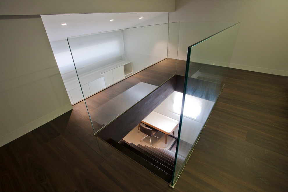 Cette image montre un bureau minimaliste de taille moyenne avec parquet foncé et un bureau indépendant.
